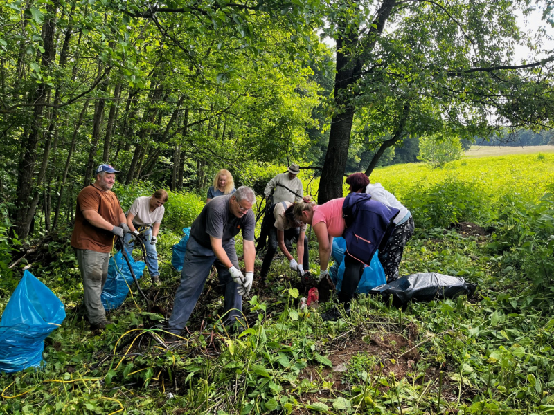 Svetový deň životného prostredia Svetový deň životného prostredia (World Environment Day) sme si v Obci Ozdín pripomenuli dňa 5.6.2023. Zorganizovali sme brigádu v spolupráci s Okresným úradom Poltár odbor životného prostredia. Pozbierali sme odpadky v lese nad Ozdínom v lokalite Čerťaž. Na ploche cca 1 ha sa nachádzalo neuveriteľných 33 vriec odpadkov, 28 gúm a 2 sklá z áut. Ďakujem všetkým za spoluprácu a povzbudzujem všetkých k realizácii čo i len nepatrných  krokov k ochrane našej prírody.